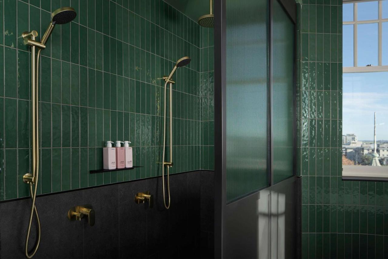 Qt Newcastle Exterior foto Bathroom with shower
