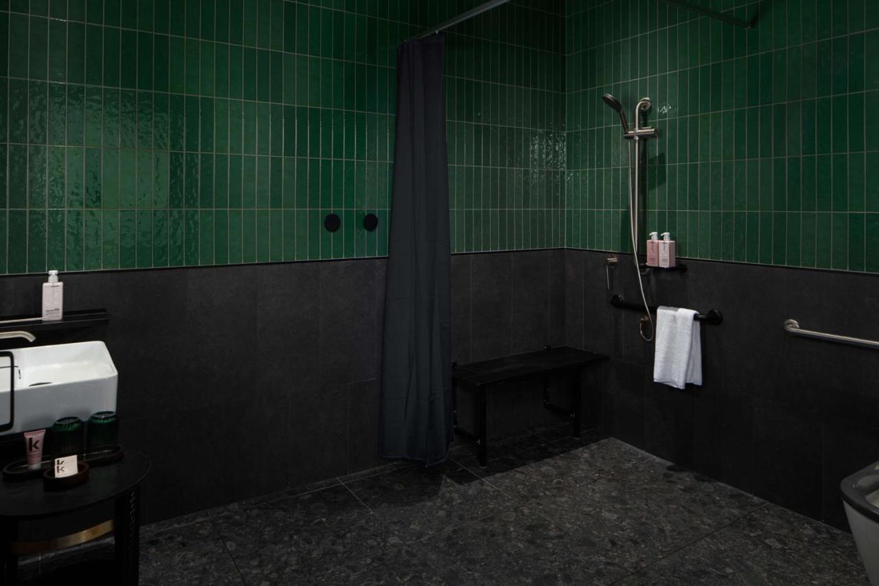 Qt Newcastle Exterior foto A shower with a shower curtain
