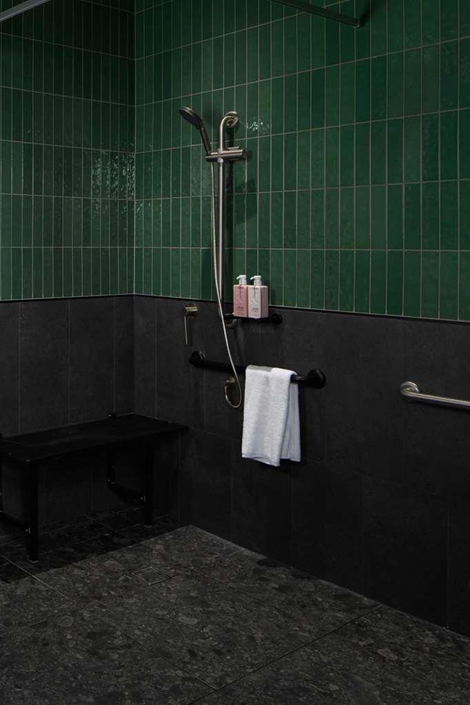 Qt Newcastle Exterior foto A shower in a Japanese onsen