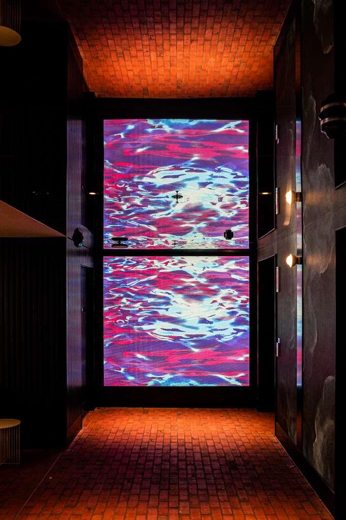 Qt Newcastle Interior foto The 10-metre-high (33 ft) glass wall in the foyer